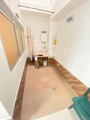 een kamer met een tafel en een groene stoel bij Apto a pasos del lago in Guatapé