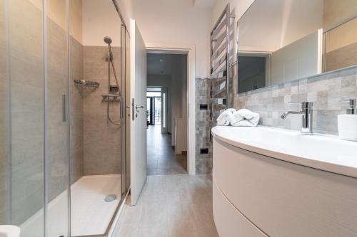 a bathroom with a sink and a shower at Appartamento il Melograno in Rapolano Terme