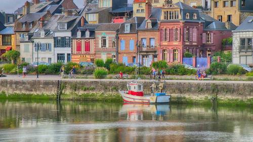 un barco en el agua frente a una ciudad en Purple House en Saint-Valery-sur-Somme