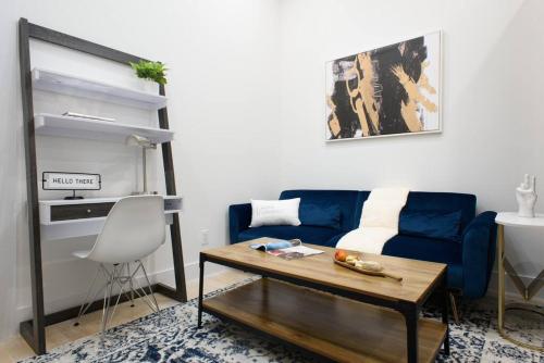 un soggiorno con divano blu e tavolo di 78-4D Quality 1br W&D SKYLIGHT By Central Park a New York