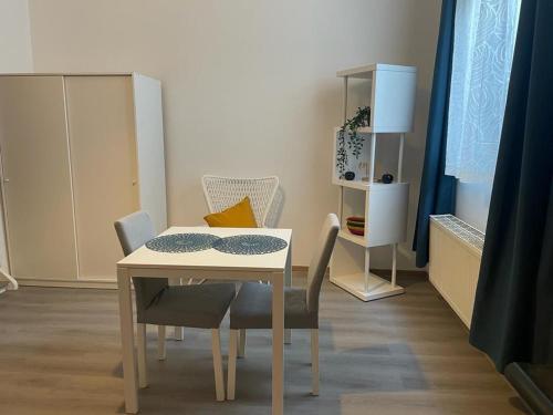 una mesa y sillas en una habitación pequeña en Sofieflat - Wallifolie, en Charleroi