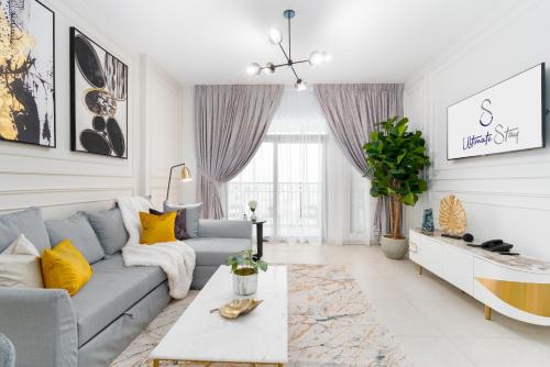 ein Wohnzimmer mit einem grauen Sofa und gelben Kissen in der Unterkunft Ultimate Stay / 2 Beds / Madinat Jumeirah Living in Dubai