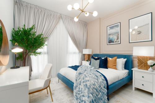 a bedroom with a blue bed and a chair at Ultimate Stay / 2 Beds / Madinat Jumeirah Living in Dubai