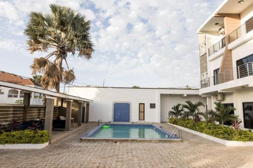 a swimming pool in the courtyard of a house at Yoyo Kunda in Banjul