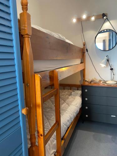 朗通的住宿－Les Marinas de Cassy，配有镜子的客房内的双层床
