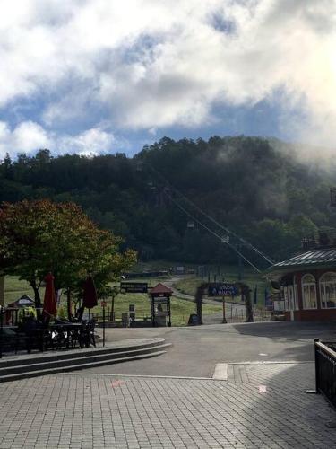 Pemandangan gunung umum atau pemandangan gunung yang diambil dari apartmen