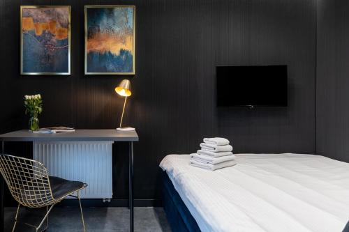 sypialnia z łóżkiem z telewizorem i krzesłem w obiekcie Apartament NEGRO Gliwice - nowe osiedle, klimatyzacja, parking w mieście Gliwice