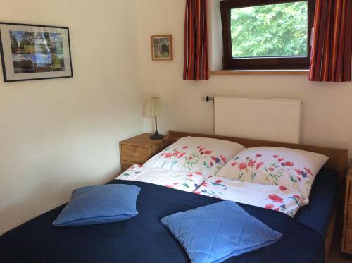 ein kleines Schlafzimmer mit einem Bett und einem Fenster in der Unterkunft Am Kräutergarten in Kirchlinteln