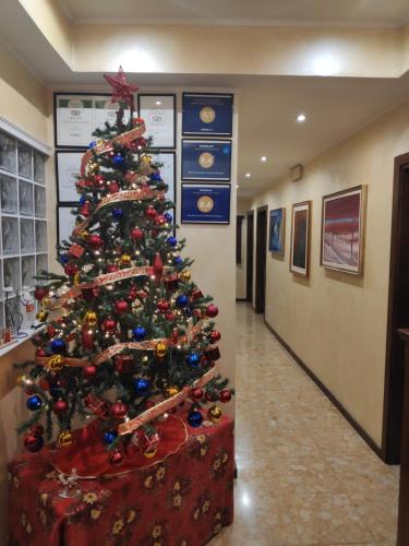 Un árbol de Navidad en el pasillo de un hospital en Bed & Breakfast CENTRALE, en Bolonia