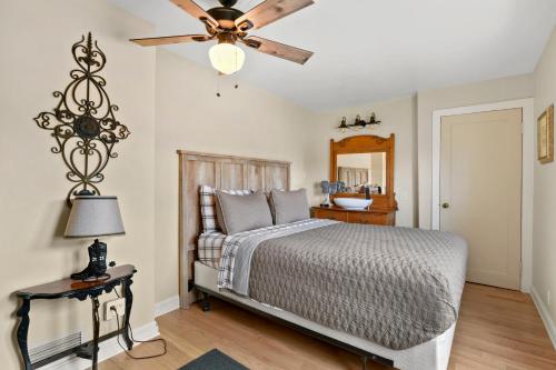 um quarto com uma cama e uma ventoinha de tecto em Spacious City House em Colorado Springs