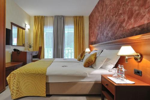 ein Hotelzimmer mit einem großen Bett und einem Fenster in der Unterkunft Waterfront Villa Antica, Cheerful 8 bedrooms with pool-Luxury is personal in Stari Grad