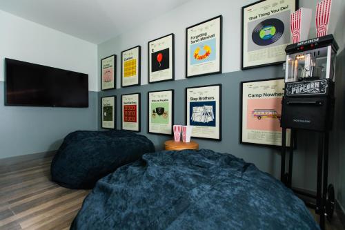 um quarto com duas camas e cartazes na parede em The Darwin Hotel em Atlanta