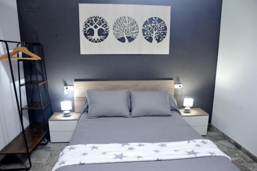 代爾特布雷的住宿－River Dreams，一间卧室配有一张带2个床头柜和2盏灯的床。