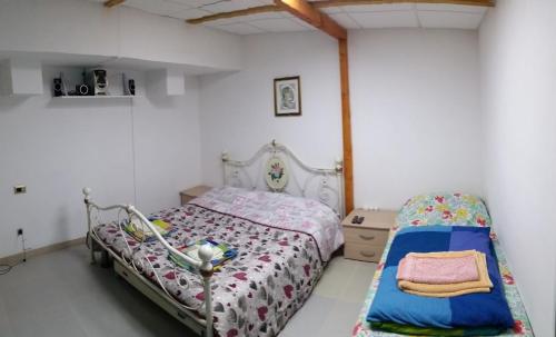 Un dormitorio pequeño con una cama y un pequeño faldón. en Central private flat by old town, shops, restaurants, en Bari