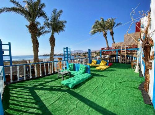 un parque infantil en la playa con palmeras en Dream house en Dahab