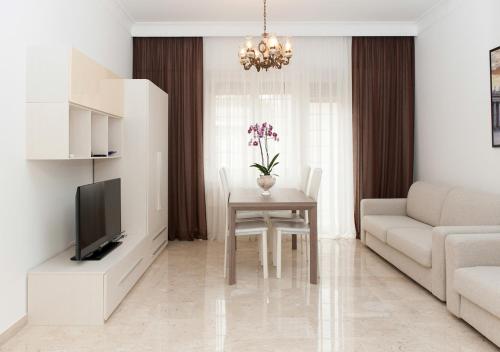 A television and/or entertainment centre at Residenza dei Pontefici
