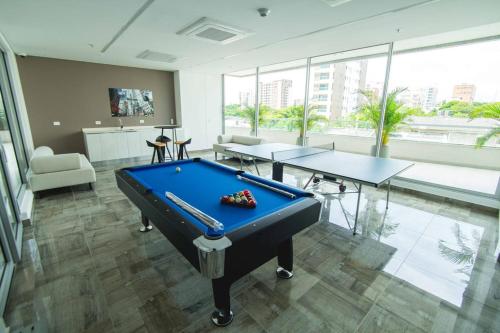 a pool table in a room with two tables at Suite de lujo Distrito 90 in Barranquilla