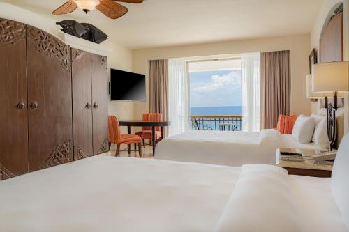 Un ou plusieurs lits dans un hébergement de l'établissement Marquis Los Cabos, an All - Inclusive, Adults - Only & No Timeshare Resort