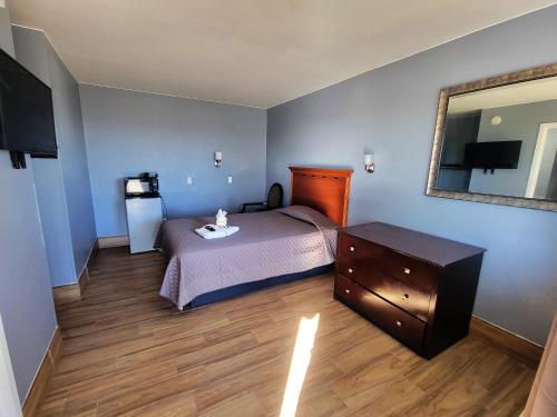 מיטה או מיטות בחדר ב-Travel Inn San Antonio