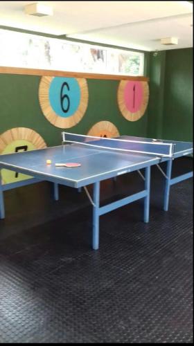 a ping pong table in a ping pong room at Gran Lençóis Flat Apartamento in Barreirinhas