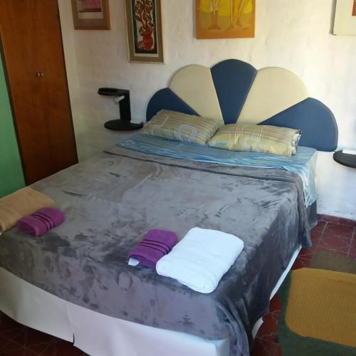 Una cama con dos toallas encima. en ARTE Y VINO en Maipú