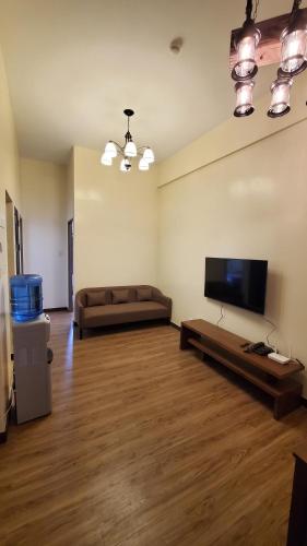 Una televisión o centro de entretenimiento en Bristle Ridge 2 bedroom Panoramic View