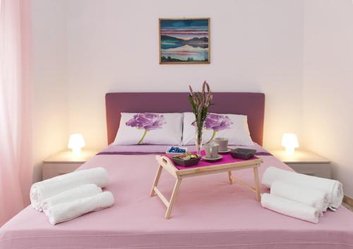 ローマにあるResidenza dei Ponteficiのベッドルーム(ピンクベッド1台、テーブル付)