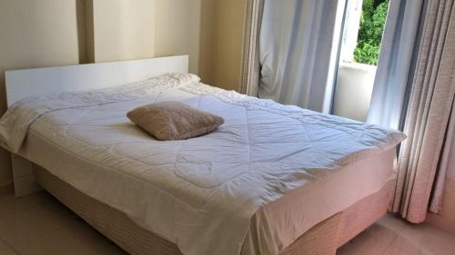 1 cama con almohada en el dormitorio en Copacabana vista verde, en Río de Janeiro