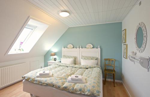 um quarto com uma cama com duas toalhas em Myregaard B & B and Apartments em Snogebæk