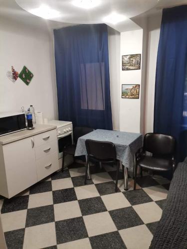 una cucina con un tavolo e sedie in una stanza di Studio Bucuresti a Bucarest