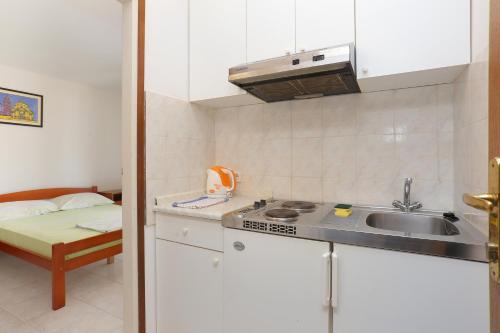 Kuchyň nebo kuchyňský kout v ubytování Apartments by the sea Slatine, Ciovo - 13298