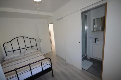 מיטה או מיטות בחדר ב-LA PAILLE - Superbe appartement Wifi Netflix et parking gratuit