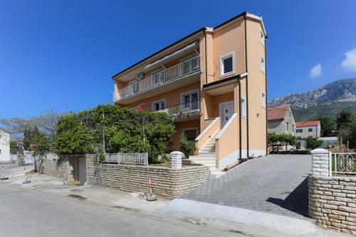 Apartments with a parking space Kastel Gomilica, Kastela - 20245