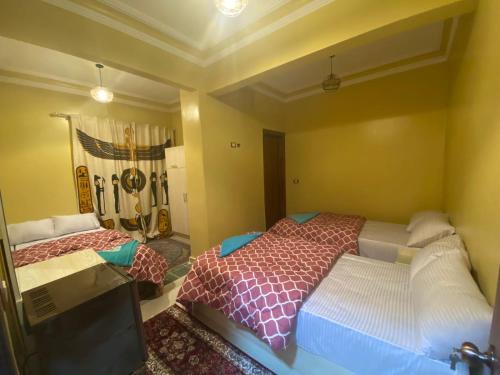 Ein Bett oder Betten in einem Zimmer der Unterkunft Bella Casa Pyramids Inn