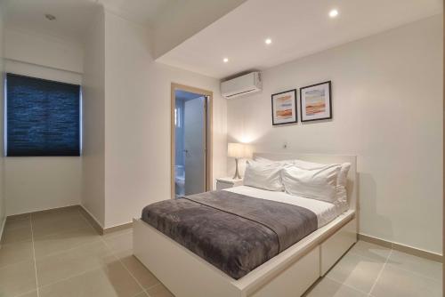 ein Schlafzimmer mit einem großen Bett in einem Zimmer in der Unterkunft Dom. Rep. Exclusive 2 bed Apt. Evaristo Morales in Santo Domingo