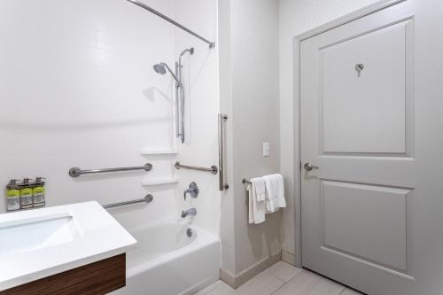 y baño blanco con lavabo y ducha. en Holiday Inn Express Annapolis East-Kent Island, an IHG Hotel en Grasonville