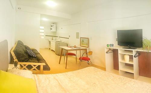 TV a/nebo společenská místnost v ubytování departamentos sebas llanoo san rafael PLENO CENTRO