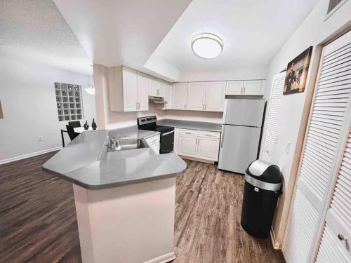 Beautiful Modern Condo – Photos 2