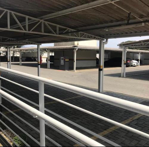 una estación de tren vacía con una barandilla blanca en Apartamento novo Próximo ao Parque Beto carreiro, en Penha