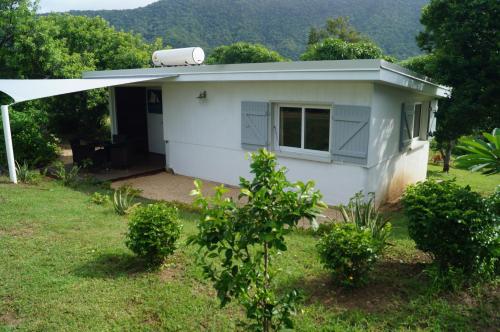 a small white house in a yard at NIAOULI LODGE in Bourail