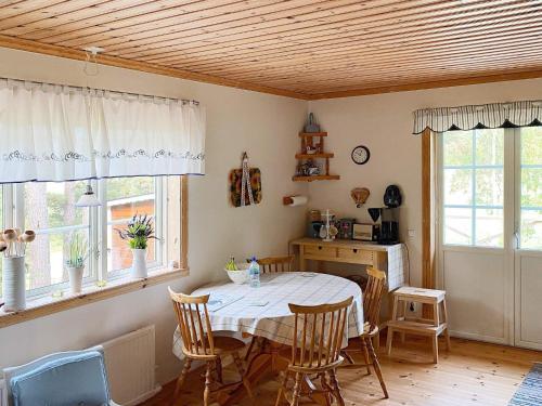 uma sala de jantar com uma mesa e algumas janelas em Holiday home HORN VI em Horn