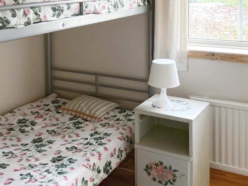 Dormitorio con litera con lámpara y mesa en Holiday home HORN VI, en Horn