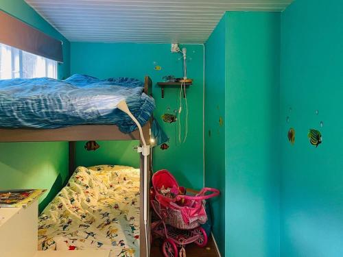 um pequeno quarto com um beliche e um quarto para crianças em Holiday home Bottnaryd II em Bottnaryd