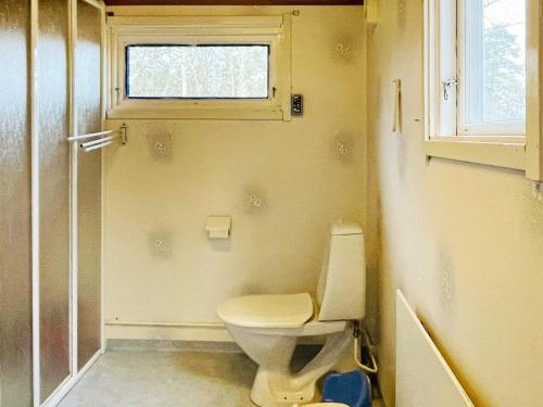 uma casa de banho com um WC e uma janela em Holiday home Bottnaryd II em Bottnaryd