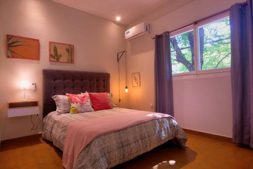1 dormitorio con cama y ventana grande en !!CENTRAL LOCATION!! full house 6 for persons en Godoy Cruz