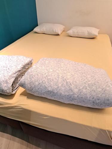 Un pat sau paturi într-o cameră la Sleepover City Center