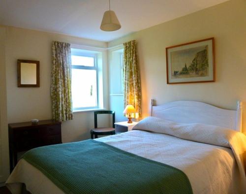 沃克的住宿－Honeysuckle Cottage Wark on Tyne，一间卧室设有一张大床和一个窗户。