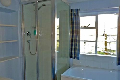 uma casa de banho com um chuveiro e uma banheira em Honeysuckle Cottage Wark on Tyne em Wark