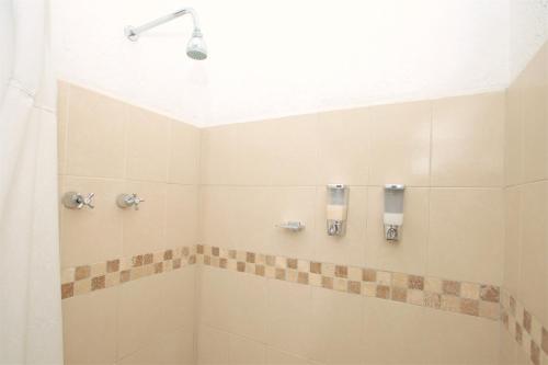 La salle de bains est pourvue d'une douche avec un pommeau de douche. dans l'établissement Casa Amaiur, à Huichapan