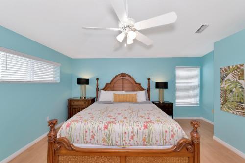 a bedroom with a bed and a ceiling fan at Siesta-Retreats - Key West Unit in Siesta Key